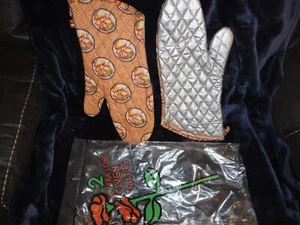 Set trapuntato cucina funghi arancioni guanti forno mancini e destri vintage anni 60 - Foto 1 di 3