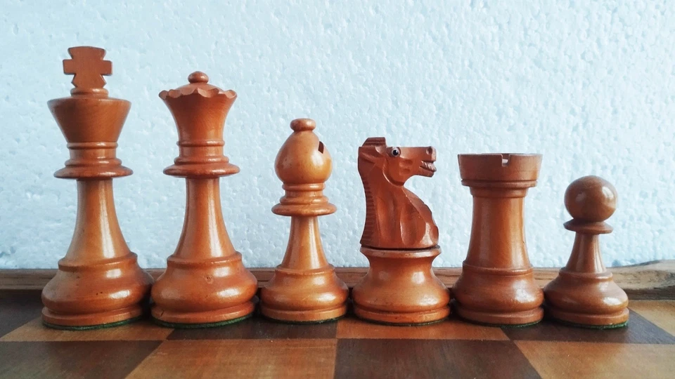 Ancien jeu d'échecs Chavet taille 5, France, 1960-70, buis vernis + échiquier - Photo 1/4