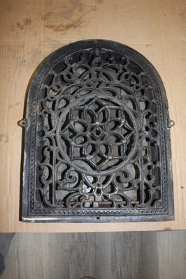 Antigua rejilla de pared arqueada con lamas Foto 1 de 4