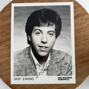 Foto publicitaria promocional de prensa firmada real autografiada Skip Ewing 8x10 - Imagen 1 de 3
