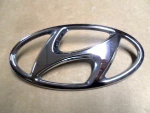 Hyundai Santa Fe 2019-2020 puerta levadiza emblema H OEM# 86300-S2000 - Imagen 1 de 7