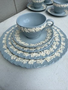 5PC SETTING WEDGWOOD QUEENSWARE CREAM ON LAVENDER BLUE EMBOSSED SHELL EDGE - Picture 1 of 7
