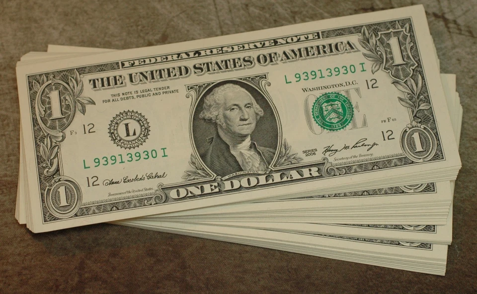 One Crisp Unc. 2006 Series 1 dollar bill from original bank pack Free Shipping - Image 1 of 1