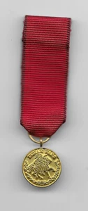 INDIAN WAS MINI MEDAL WITH 1st TYPE RIBBON - Picture 1 of 2