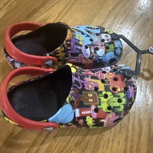 Zoccoli CROCS Kids Artist Series taglia 10 nuovi giovani personaggi artistici Jon Burgerman - Foto 1 di 9