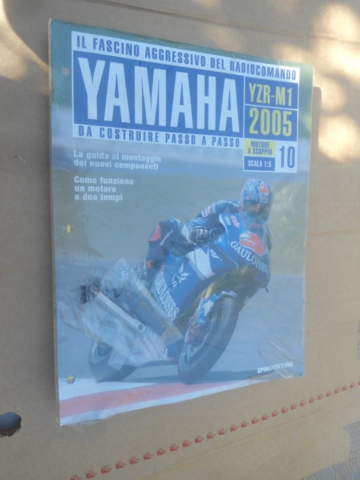 YAMAHA YZR-M1  -  1:5  - 2005 - MOTO RC A SCOPPIO DE AGOSTINI -USCITA NUMERO 10 - Immagine 1 di 1