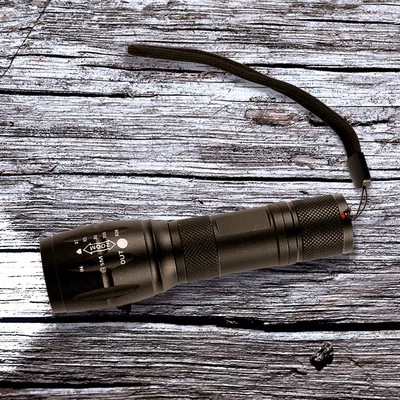 LINTERNA LED 300 LUMENES - Imagen 1 de 4