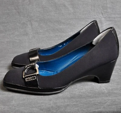 Bomba feminina Amalfi by Rangoni biqueira quadrada, camurça preta, 39 UE/8,5 W EUA excelente - Imagem 1 de 4