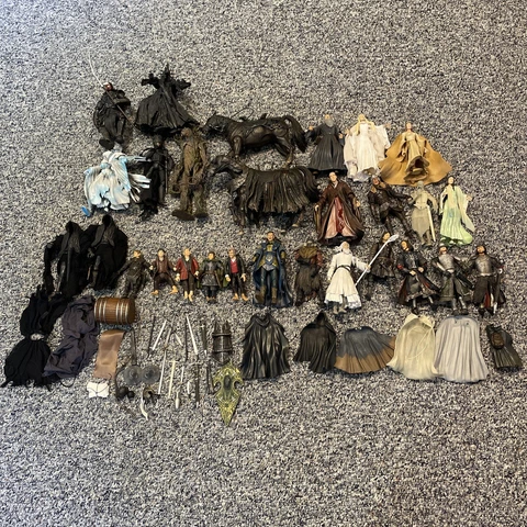 *LOT of 28* Lord of the Rings Early-2000s Action Figures W/ Accessories Marvel Cover
