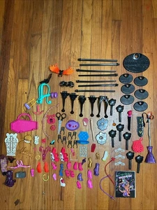 Lote Muñecas Monster High con Zapatos Ropa Accesorios y Partes del Cuerpo ROTAS De Colección - Imagen 1 de 13