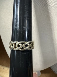 Anello a fascia irlandese in argento sterling 925 "Solvar" design celtico, oro oltre 13 - Foto 1 di 5
