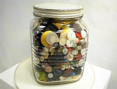 FRASCO DE VIDRIO VINTAGE GALLETAS ENCURTIDAS lleno de BOTONES TAPA DE HOJALATA BLANCA Foto 1 de 4