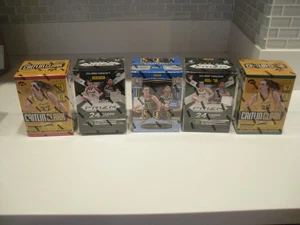 2024 WNBA Blaster 5 WNBA LOGO, Prizm, Select, Panini & CAITLIN CLARK GREEN & RED - Foto 1 di 14