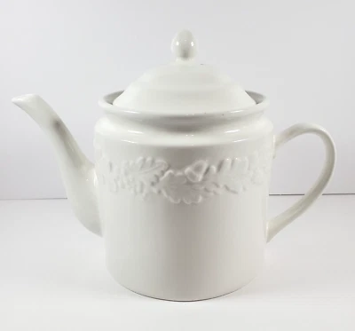Tetera Martha Stewart blanca en relieve borde de hoja de bellota capacidad de 5 tazas Foto 1 de 4