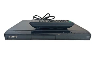 Reproductor de CD/DVD Sony DVP-SR210P AC 120V 60 Hz 5W Dolby Digital negro con control remoto - Imagen 1 de 7