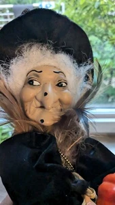 Halloween Hexe zum aufhängen schwarz mit Kürbis - Bild 1 von 7