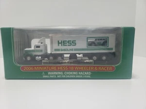 MINIATURA HESS 18 WHEELER AND PULLBACK RACER 2006 COME NUOVA MAI APERTA IN SCATOLA ORIGINALE - Foto 1 di 1
