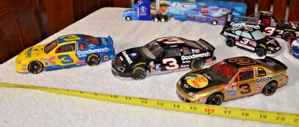 Cantidad 3 Dale Earnhardt GM Goodwrench Bajo Pro Shops, Goodwrench 1:24 Foto 1 de 4