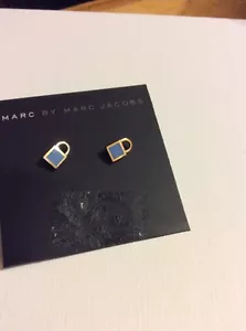 Pendientes pequeños Marc By Marc Jacobs de $42 con cierre azul. MJ5 - Imagen 1 de 4