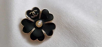 ONE CHANEL LARGE BLACK FLOWER HEARTS BUTTON 25MM - Image 1 of 4