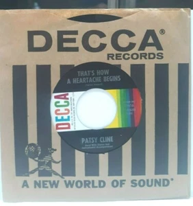45 RPM OLDIES PATSY CLINE, LOVE LETTERS IN THE SAND / THAT'S HOW A HEARTACHE BEG - Picture 1 of 2