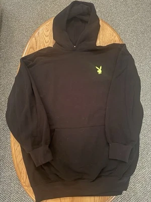 PlayBoy Missguided sudadera con capucha oversize negra y verde Foto 1 de 4