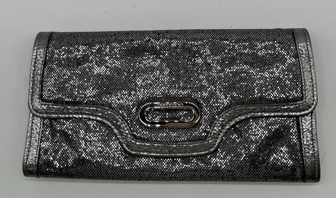 Cartera sin asas Jimmy Choo plateada brillante rectangular con solapa Foto 1 de 4