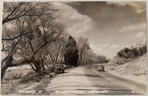 WICKENBURG ARIZONA VECCHIE AUTOS ON HIGHWAY 60~CARTOLINA FOTOGRAFICA REALE RPPC - Foto 1 di 2