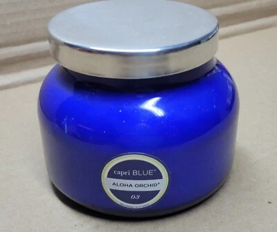Capri 蓝色阿罗哈兰花蜡烛 19 盎司蓝色玻璃罐形像火山 — 第 1/4 张图片