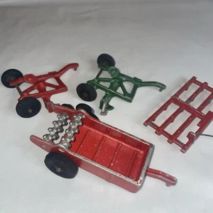 LOTE DE PIEZAS DE JUGUETE DE GRANJA DE COLECCIÓN IMPLEMENTOS DE TRACTOR CARRO ARADO CULTIVADOR ESCALA 1:32 - Imagen 1 de 13
