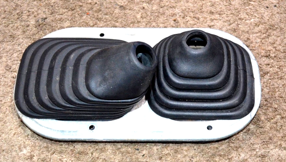 1996-1998 TOYOTA TACOMA 5 SPEED MANUAL 4X4 GEAR SHIFT RUBBER BOOT TRIM AUTHENTIC - Image 1 of 4