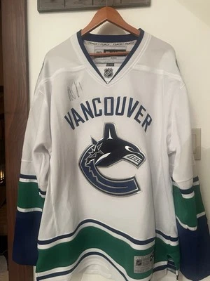 Roberto Luongo signed Canucks jersey - Image 1 of 4