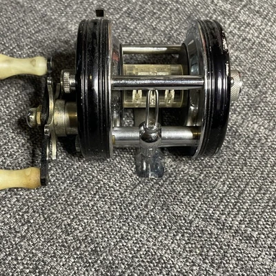 Carrete de fundición Abu Garcia Ambassadeur 5000C #20831 4 tornillos Foto 1 de 4