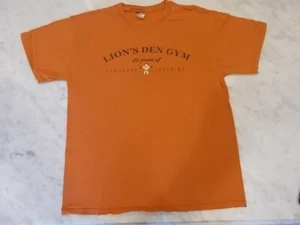Camiseta Lion's Den Gym 25 Años de Entrenamiento Hardcore Color Óxido Hombre Grande - Imagen 1 de 4