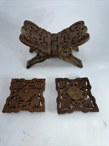 Supporto pieghevole vintage in legno intagliato a mano + 2 ripiani cardati a mano in India 3 pezzi - Foto 1 di 10