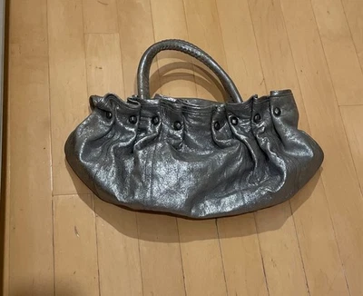 Bolso de mano de cuero plateado 7 para toda la humanidad Foto 1 de 4