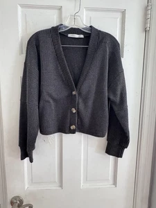 Altar’d State anthrazitgrau V-Ausschnitt kurze kurze kurze Strickjacke Pullover Gr. S bequem - Bild 1 von 8