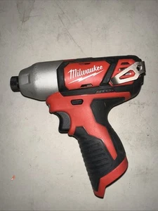 Destornillador de impacto hexagonal Milwaukee 2462-20 M12 1/4 pulgadas (solo herramienta) - rojo - Imagen 1 de 2