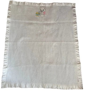 Manta de bebé blanca Quiltex vintage tambor oso borde satinado hecha en EE. UU. Foto 1 de 4