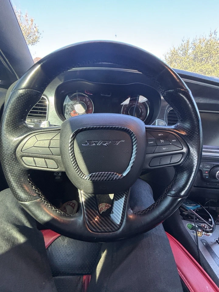 Volante de fibra de carbono Dodge Challenger/Cargador/SRT/Durango/Jeep GC 2015+ Foto 1 de 1