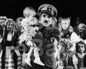 The Great Dictator (1940) Charlie Chaplin 10x8 Photo - Imagen 1 de 1