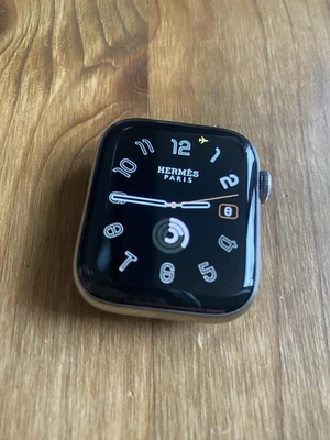 Apple Watch Series 4 Hermès 44mm Edelstahlgehäuse - Bild 1 von 4
