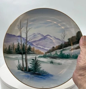 Placa decorativa vintage de 8" pintada a mano para paisaje de invierno borde dorado artista firmado - Imagen 1 de 6