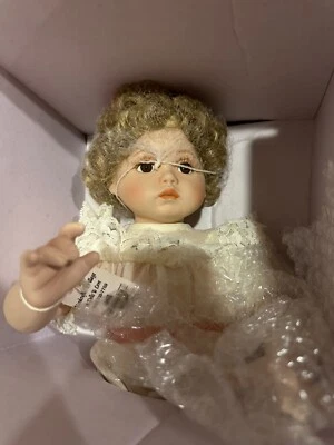 Georgetown Collection персики и кремовый фарфор кукла 1992-orig. Коробка-аксессуар - Изображение 1 из 4