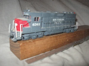 X3161 HO ATHEARN, SOUTHERN PACIFIC RR 6341 EMD GP35 DIESEL LOCO - Picture 1 of 2