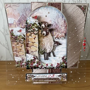 Tarjeta de Navidad hecha a mano con temática de escena de invierno de ovejas frontal de acetato de 8"x8" - Imagen 1 de 6