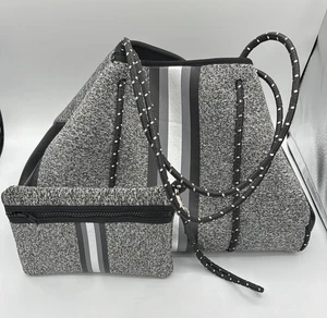 NEU Haute Shore Greyson Neopren Tragetasche mit Armband Strandtasche Handtasche. - Bild 1 von 11