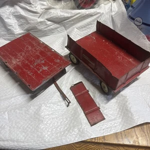 Zwei Stück International Farmall Metallkahn Heuwagen Spielzeug 1/16 für Teile Reparatur - Bild 1 von 22