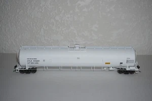 Athearn HO Scale Genesis? 33k Gallon Tank Car UTLX 910201 - Picture 1 of 5