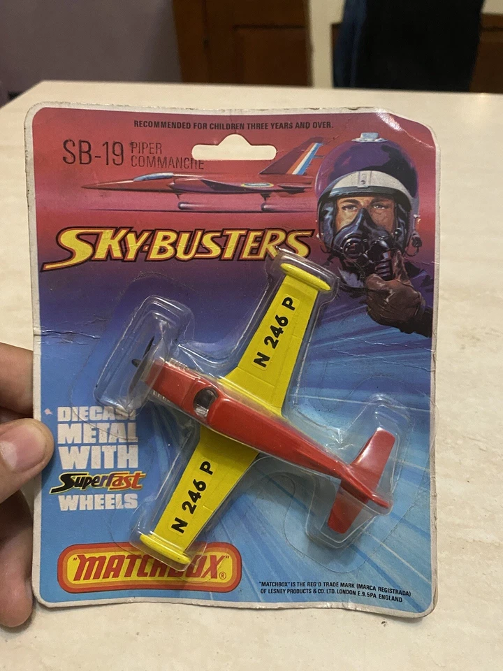 Aereo Matchbox Sky Busters die cast SB-19 1974 Piper Commanche nuovo in blister - Immagine 1 di 4